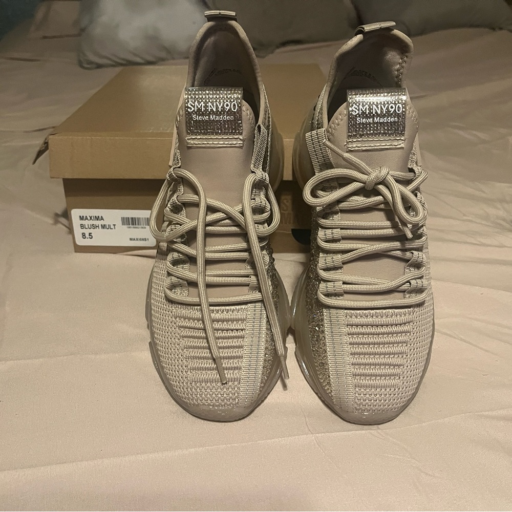 Brand new Steve Madden Maxima Sneakers, size 8.5, Never worn